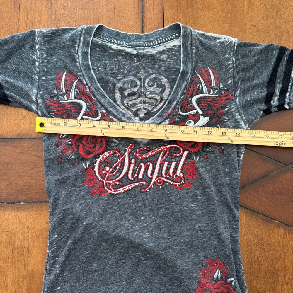 Sinful by Affliction Womens V-Neck Tattoo Graphic T-Shirt Grey Red Small Y2K - Picture 3 of 6